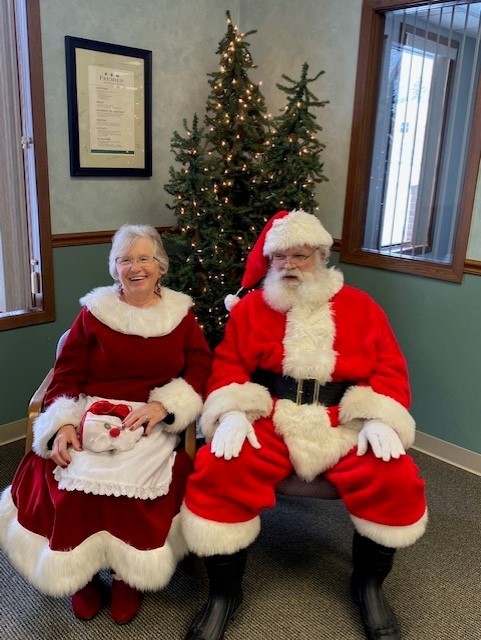 Mr. &amp; Mr. Claus Visit Iola